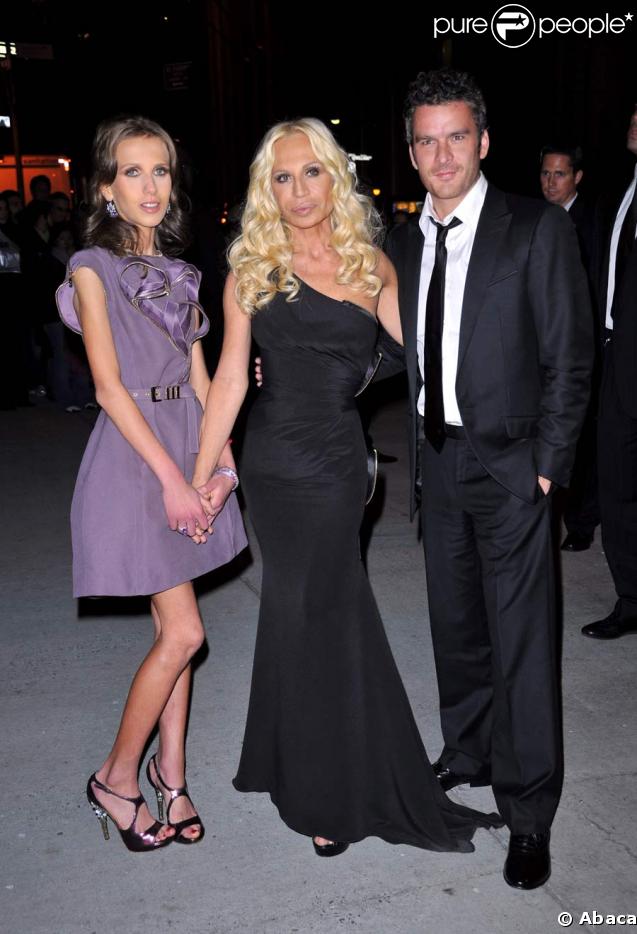 Allegra et Donatella Versace, ainsi que Balthazar Getty