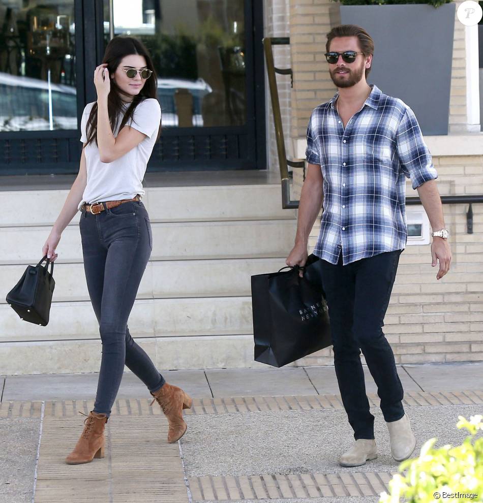 Exclusif - Kendall Jenner quitte Barneys New York avec Scott Disick, habillée d'un t-shirt blanc, un jean Citizens of Humanity, un sac Hermès (modèle Birkin) et des bottines Gianvito Rossi. Beverly Hills, le 3 avril 2016.