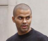 Eva Longoria et Tony Parker se promenent dans Paris