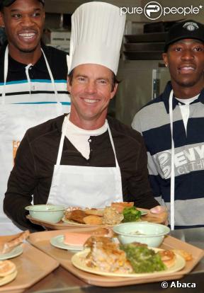 Dennis Quaid prépare un repas de Thankgiving pour le quartier de Harlem à NYC