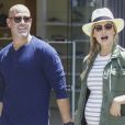 Bar Refaeli, enceinte et son mari Adi Ezra se promènent lors de leurs vacances à Barcelone, le 26 mai 2016.