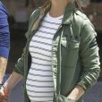 Bar Refaeli, enceinte et son mari Adi Ezra se promènent lors de leurs vacances à Barcelone, le 26 mai 2016.