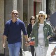 Bar Refaeli, enceinte et son mari Adi Ezra se promènent lors de leurs vacances à Barcelone, le 26 mai 2016.
