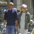Bar Refaeli, enceinte et son mari Adi Ezra se promènent lors de leurs vacances à Barcelone, le 26 mai 2016.