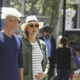 Bar Refaeli, enceinte et son mari Adi Ezra se promènent lors de leurs vacances à Barcelone, le 26 mai 2016.