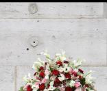 Une couronne de fleurs offerte par Johnny et Laeticia Hallyday