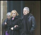 Marie Anne Chazel et un ami aux obsèques de Christian Fechner