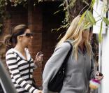 Eva Longoria et Nicollette Sheridan font du shopping. 
