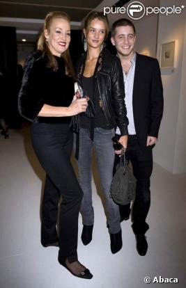 Jerry Hall, Rosie Huntington-Whiteley et Tyrone Wood à l'inauguration de l'expo d'Elaine Ferguson 