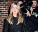 PHOTOS : Jennifer Aniston, au top de sa forme, n'a pas froid... aux jambes !
