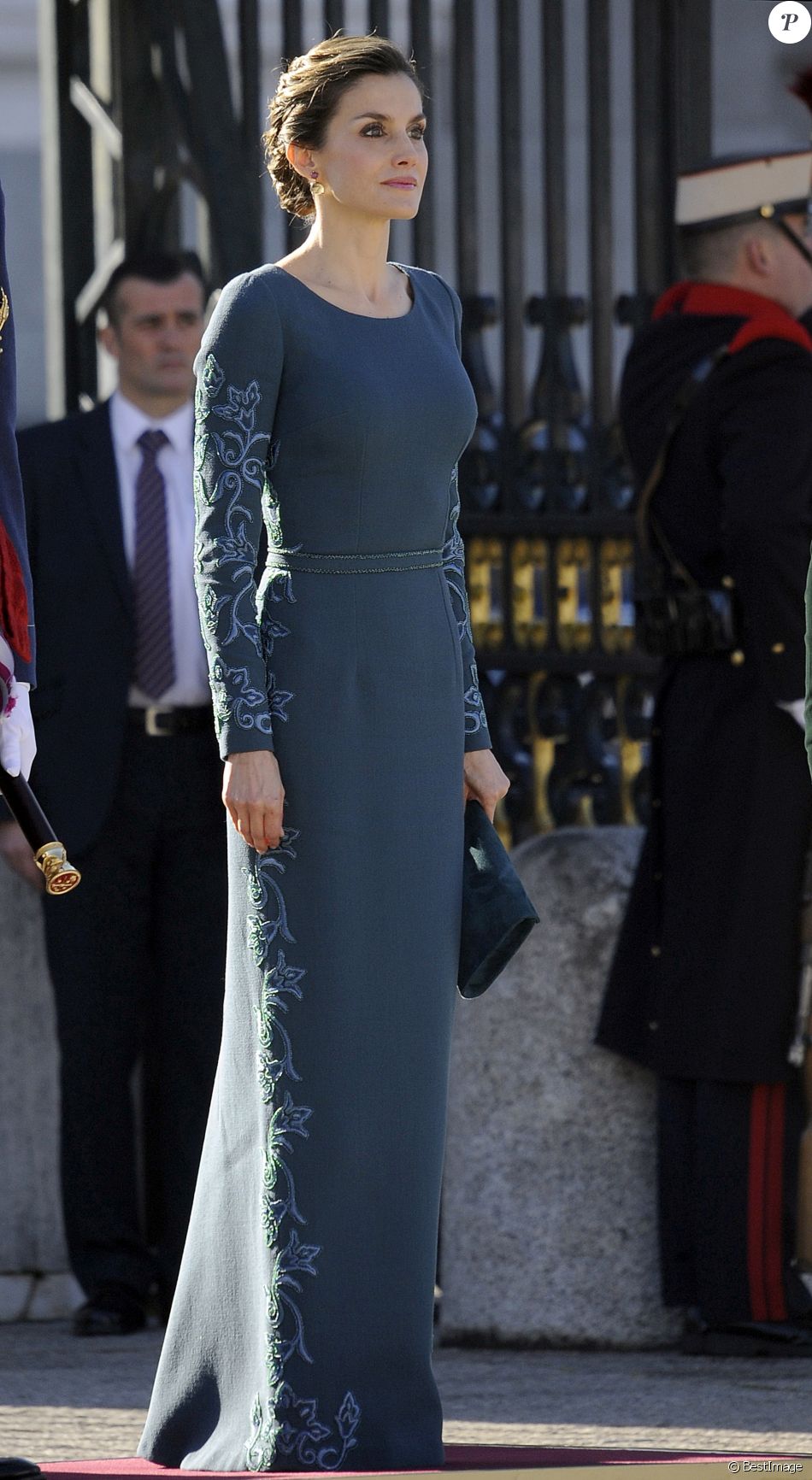 AGENDA DE SM. REYES FELIPE y LETIZIA  - Página 70 2955749-la-reine-letizia-d-espagne-parade-paqu-950x0-2