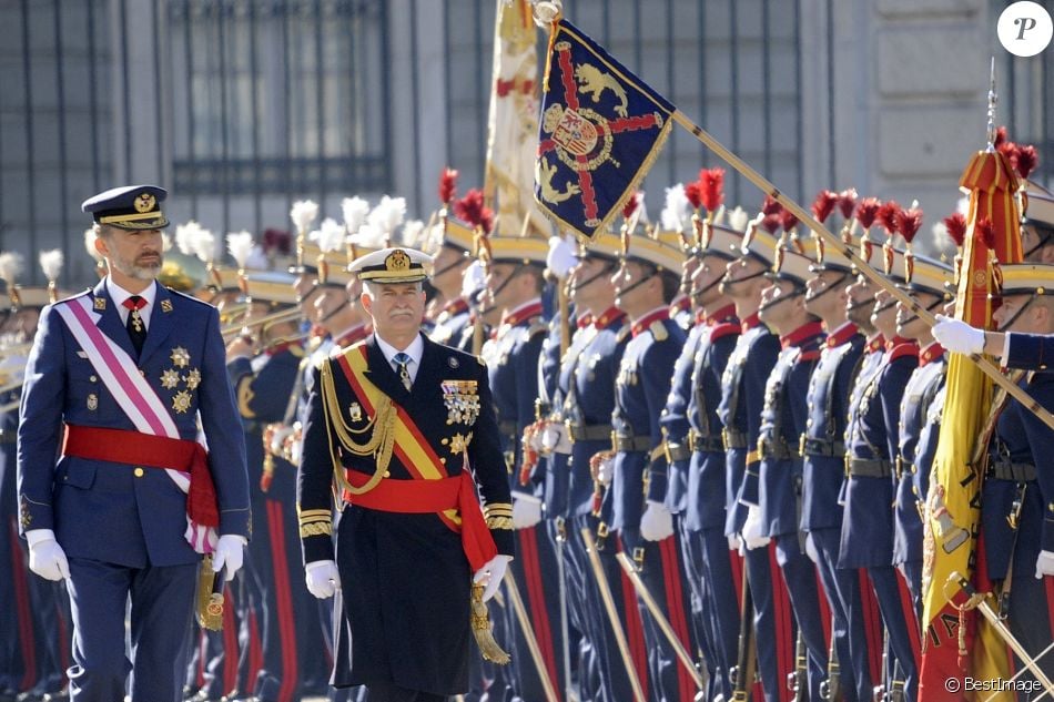 AGENDA DE SM. REYES FELIPE y LETIZIA  - Página 71 2955803-le-roi-felipe-vi-d-espagne-parade-paqu-950x0-2