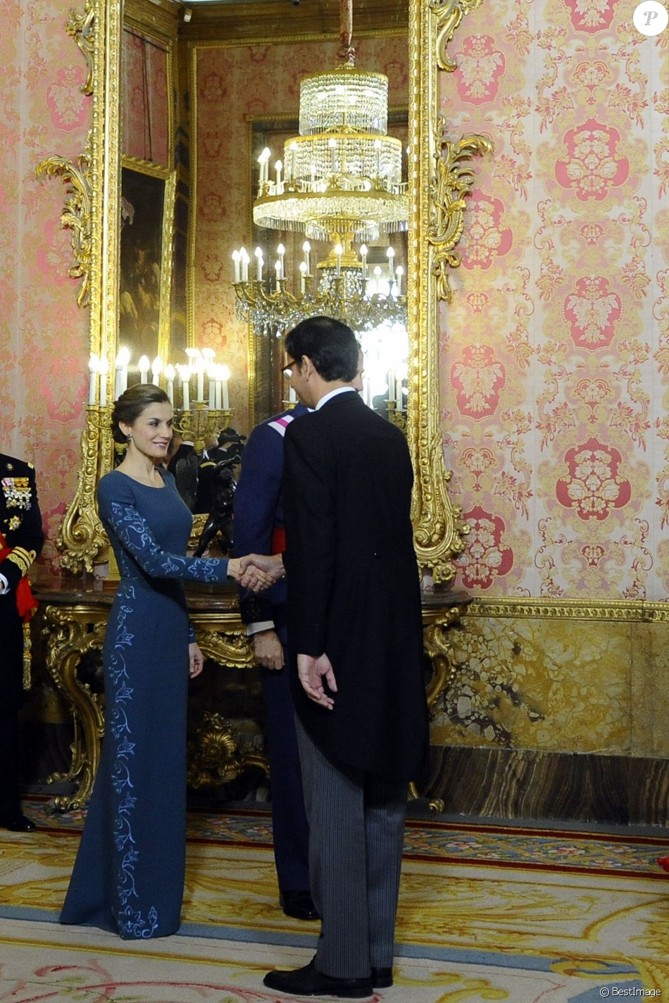 AGENDA DE SM. REYES FELIPE y LETIZIA  - Página 70 2955827-la-reine-letizia-d-espagne-parade-paqu-950x0-1