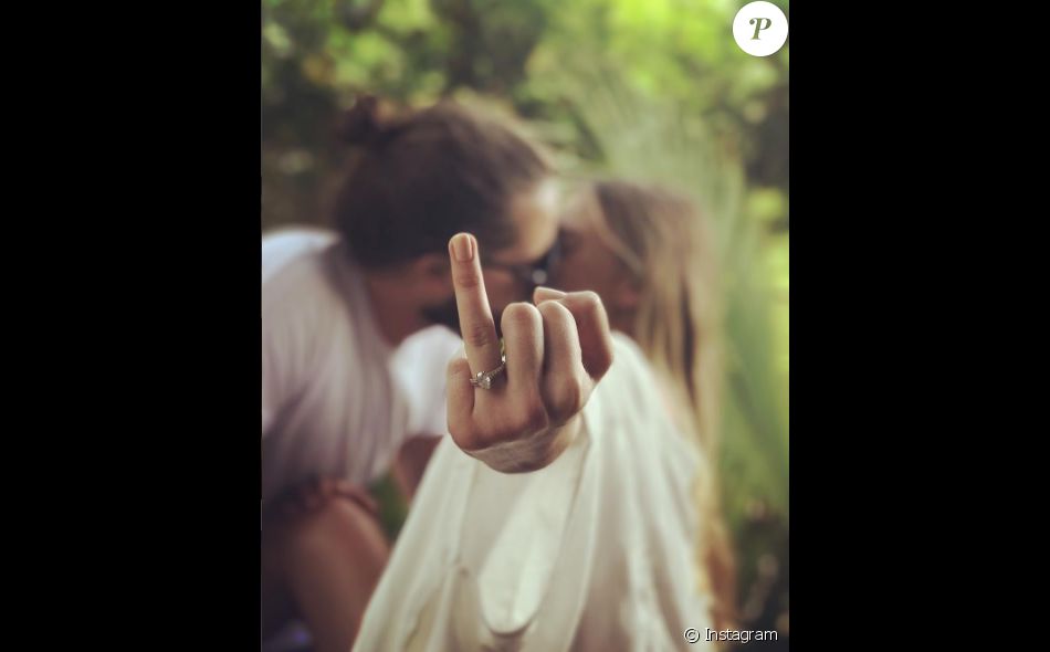 2959847-tom-ackerley-et-margot-robbie-co