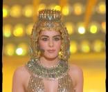 Sofia Essaïdi en tenue de spectable pour 'Cléopâtre'