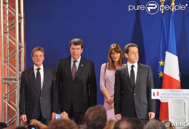 Bernard Kouchner, Xavier Darcos, Carla Bruni et Nicolas Sarkozy lors d'un sommet au Brésil