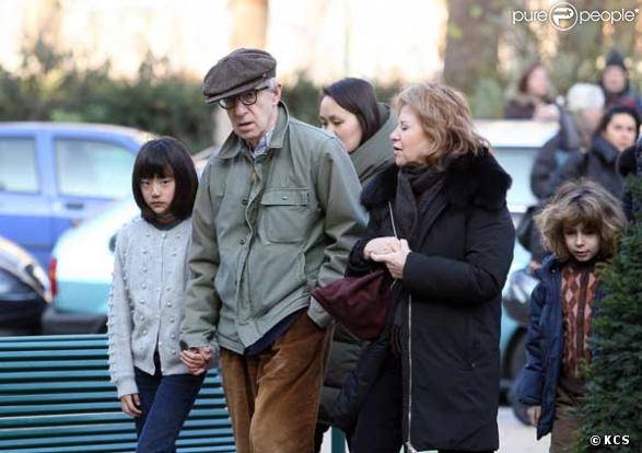 Woody Allen, sa femme et ses filles à Paris