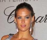 Bar Refaeli au dernier festival de Cannes, dans une robe Alberta Ferretti ornée de bijoux Chopard.