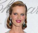 Eva Herzigova en Marilyn Monroe par Roberto Cavalli, pour le trophée Chpard, en mai 2008