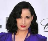 Dita Von Teese, habillée par Jean-Paul Gaultier, pour un look violemment violet, à l'occasion du dernier festival de Cannes 