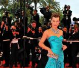 Milla Jovovich, au festival de Cannes 2008, dans une incroyable robe turquoise de Versace.
