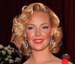 Katherine Heigl à l'Academy Awards dans une robe rouge asymétrique signée Escada