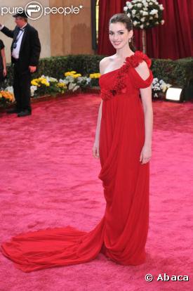 A l'Academy Awards, Anna Hathaway en déesse grecque par la styliste Marchesa