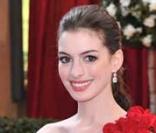 A l'Academy Awards, Anna Hathaway en déesse grecque par la styliste Marchesa