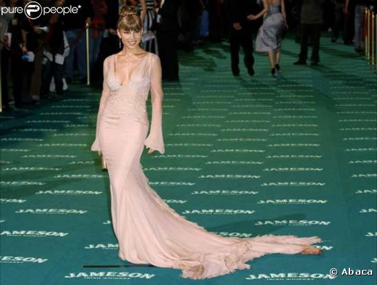 Elsa Pataky en sirène Versacepour les Goya Awards de Madrid.