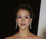 A la première de son film intitulé Th Eye, Jessica Alba porte une longue robe empire de Temperley London.