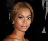 Beyoncé au Costume Isntitue Gala, dans une robe rose nacré Armani.