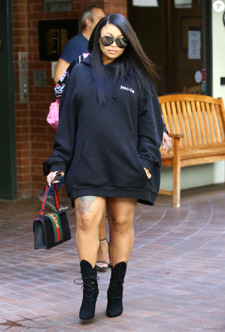 Exclusif - Blac Chyna enceinte à la sortie d'un centre médicale accompagnée d’une amie à Beverly Hills, le 28 octobre 2016