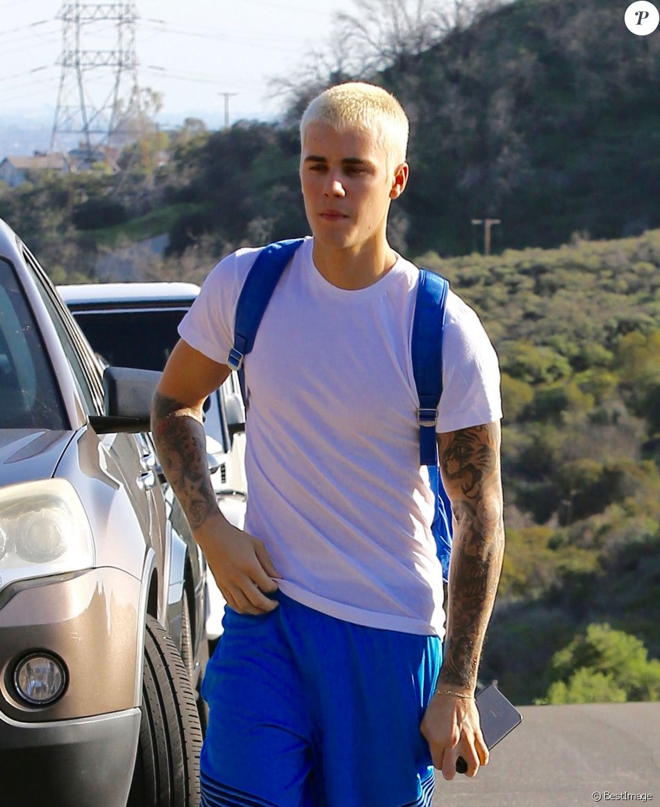 Justin Bieber arrive au volant de sa jeep Mercedes et fait une balade sur les hauteurs de Los Angeles, le 28 février 2017