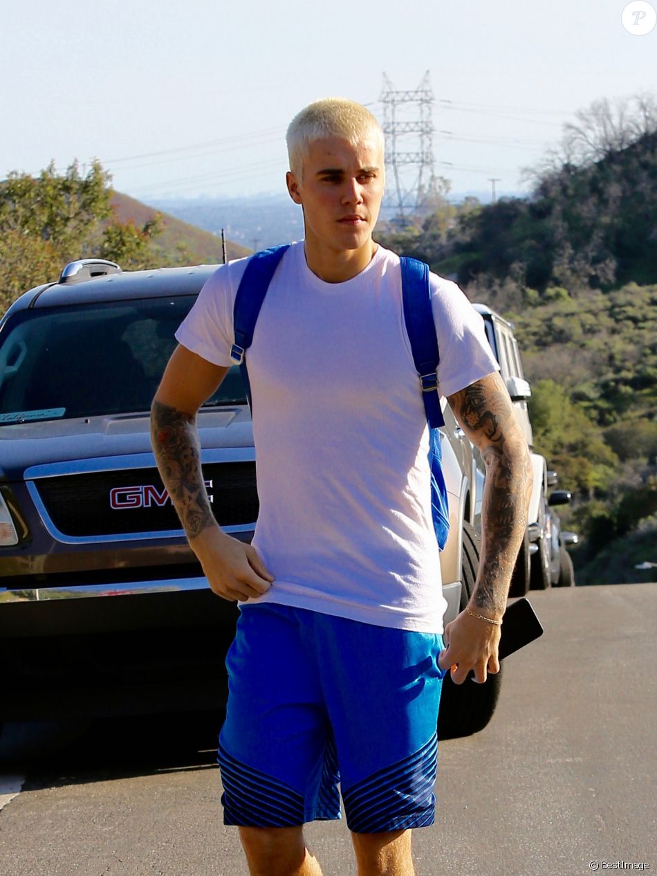 Justin Bieber arrive au volant de sa jeep Mercedes et fait une balade sur les hauteurs de Los Angeles, le 28 février 2017