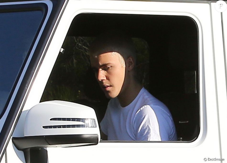 Justin Bieber arrive au volant de sa jeep Mercedes et fait une balade sur les hauteurs de Los Angeles, le 28 février 2017