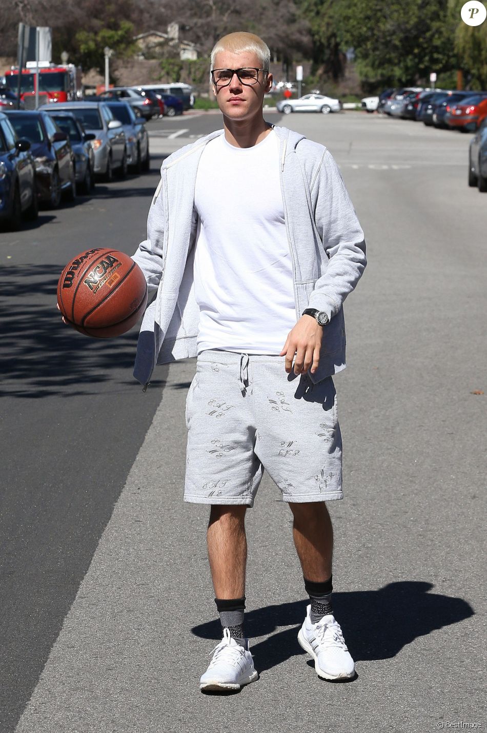 Justin Bieber se promène un ballon de basket à la main à Los Angeles, le 23 février 2017.