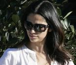 Camilla Alves range quelque chose dans le coffre de sa voiture (Malibu)