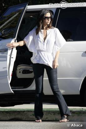 Camilla Alves range quelque chose dans le coffre de sa voiture (Malibu)