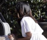 Camilla Alves range quelque chose dans le coffre de sa voiture (Malibu)