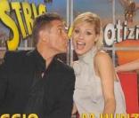 Michelle Hunzinker et Ezio Greggio s'éclatent sur le plateau de leur émission  Striscia La Notizia . 14/01/09