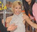 Michelle Hunzinker et Ezio Greggio s'éclatent sur le plateau de leur émission  Striscia La Notizia . 14/01/09