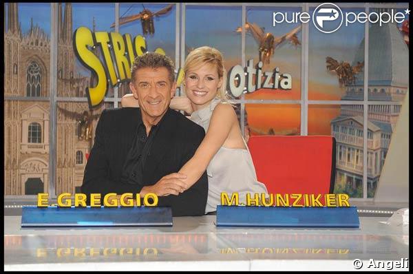 Michelle Hunzinker et Ezio Greggio s'éclatent sur le plateau de leur émission  Striscia La Notizia . 14/01/09