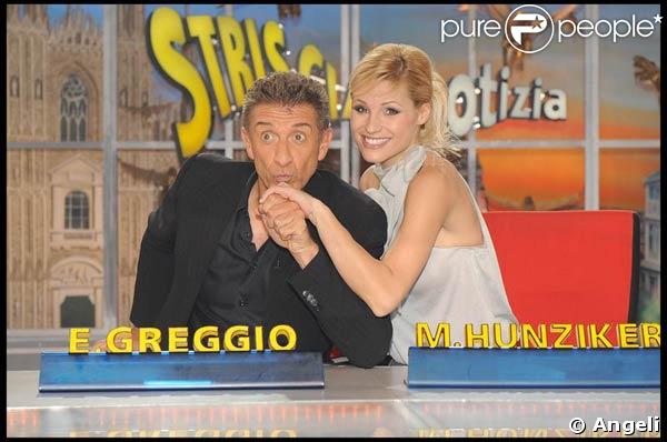 Michelle Hunzinker et Ezio Greggio s'éclatent sur le plateau de leur émission  Striscia La Notizia . 14/01/09