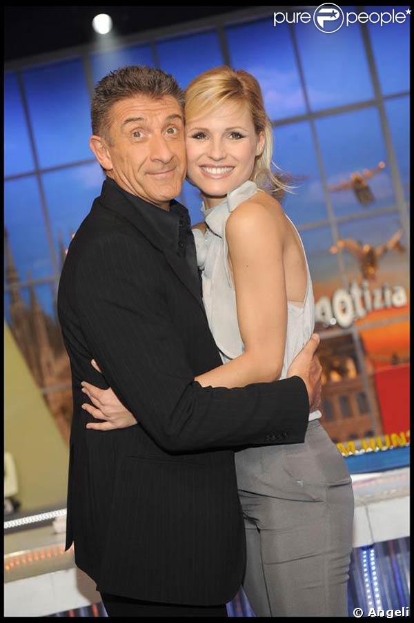 Michelle Hunzinker et Ezio Greggio s'éclatent sur le plateau de leur émission  Striscia La Notizia . 14/01/09