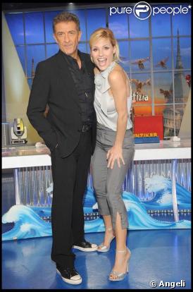 Michelle Hunzinker et Ezio Greggio s'éclatent sur le plateau de leur émission  Striscia La Notizia . 14/01/09