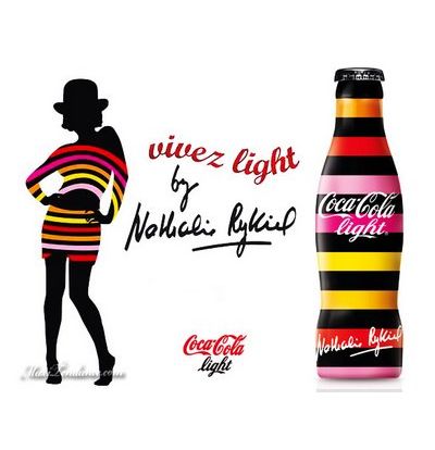 Coca Cola light revisitée par Nathalie Rykiel selon le style emblématique de sa mère, Sonia Rykiel.