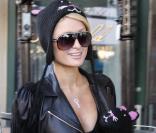 Paris Hilton avait choisi un ensemble bonnet-gants plutôt original pour sa présence au Festival de Sundance ! 