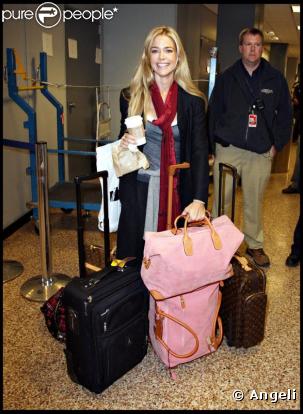 Denise Richards et toutes ses valises au Festival de Sundance. Est-elle venue y passer 15 jours ??