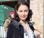 Ashley Judd, toujours ravissante, était tout de violet vêtue lors de sa présence au Festival de Sundance