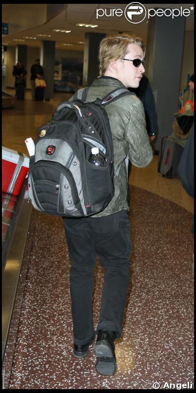 Macaulay Culkin n'a pris qu'un tout petit sac à dos pour son passage au Festival de Sundance.
